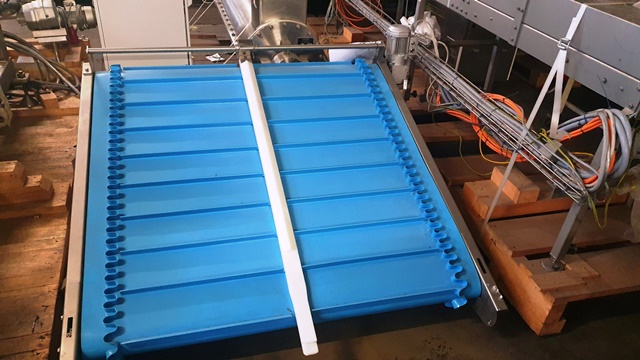 ascending conveyor for candies